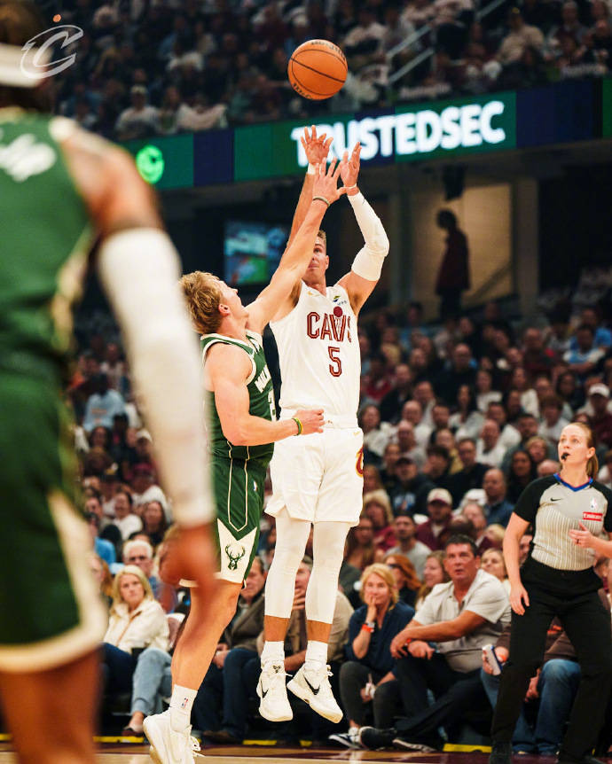 关于密尔沃基雄鹿加时末段扳平良机；志在NBA常规赛名次提升；气氛紧张；更衣室氛围转暖的信息